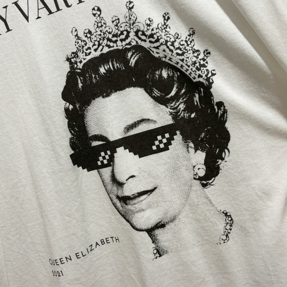 GILDAN Women’s White Graphic Tee QUEEN ELIZABETH II RECOLLECTIONS MAY VARY Sz XL - Picture 1 of 6